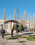 На центральной площади поселка Михайловский устанавливают елку  