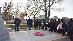 В п. Михайловский в День Героев Отечества возложили цветы к Обелиску