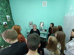В михайловской школе для ребят 9 класса советником по воспитанию была проведена экскурсия в комнате музея СВО