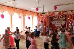 В михайловском детском саду для детей подготовительной группы прошел заключительный утренник под названием «Лучше всех»