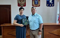 Сестре погибшего участника СВО и директору школы вручены Книги памяти