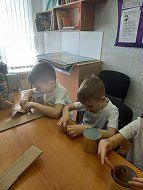 Сотрудники и воспитанники детского сада п.Михайловский изготавливают окопные свечи