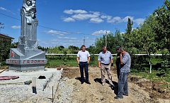 В п. Михайловский идут ремонтные работы по обновлению Обелиска славы советского народа-победителя в Великой Отечественной войне