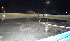 В п. Михайловский идет подготовка хоккейной коробки для зимних видов спорта