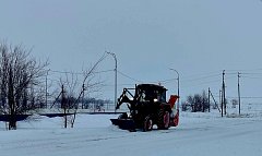 В поселке Михайловский идет уборка снега