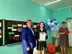 Глава МО п. Михайловский поздравил педагогов школы с профессиональным праздником