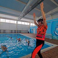 В бассейне «Дельфин» муниципального образования п. Михайловский продолжаются занятия по аквааэробике