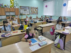 В школе п. Михайловский волонтеры провели акцию "Время играть"