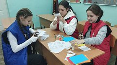 Ребята "Движения Первых" украсили новогодние елки школы