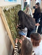 В Доме культуры продолжают плести маскировочные сети для бойцов СВО