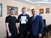 В п. Михайловский очередной семье выдали сертификат на переселение