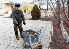Сотрудники учреждений МО п. Михайловский приступили к уборке своих территорий