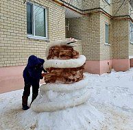 Снежные скульптуры михайловского мастера вновь радуют прохожих