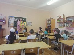 Учитель начальных классов школы п. Михайловский" познакомилась с будущими первоклассниками