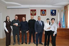 Здоровье в моде: в администрации поселка вручили знаки отличия ГТО