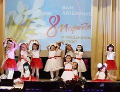 В михайловском Доме культуры состоялся праздничный концерт «Милым женщинам в подарок!»