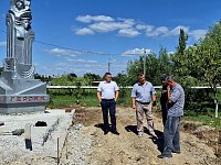 В п. Михайловский идут ремонтные работы по обновлению Обелиска славы советского народа-победителя в Великой Отечественной войне