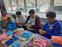 «Серебряные» волонтеры презентовали комплекты для новорожденного, изготовленные своими руками