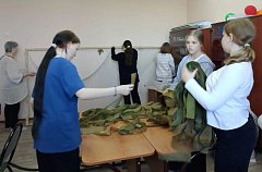 В Доме культуры продолжают плести маскировочные сети для бойцов СВО