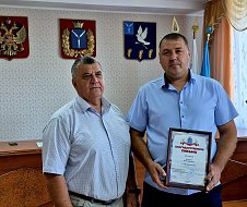 Глава МО п. Михайловский А.М. Романов наградил Благодарственными письмами Министерства строительства и ЖКХ Саратовской области за добросовестный труд сотрудников МУП "ВОДОРЕСУРС"