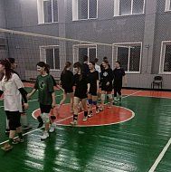 В спортивном зале состоялась товарищеская встреча по волейболу среди обучающихся спортшколы п.Михайловский