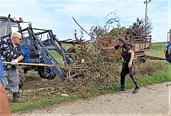 Сотрудники коммунальной службы поселка очистили территории около мусорок