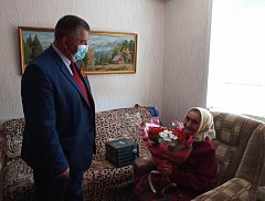 Глава поселка Михайловский поздравил тружеников тыла с Днем Победы