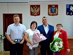 В День семьи, любви и верности семье Ханиных вручили медаль "За любовь и верность"