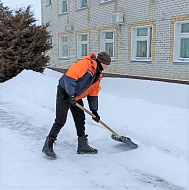 В поселке Михайловский продолжается расчистка от снега