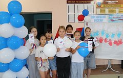 В михайловском Доме культуры прошла патриотическая акция ко Дню Флага Российской Федерации