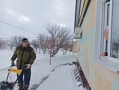 Социальная практика «Замечательный сосед» помогает жителям в расчистке от снега