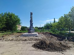 В п. Михайловский идут ремонтные работы по обновлению Обелиска славы советского народа-победителя в Великой Отечественной войне