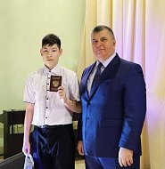 Глава МО п. Михайловский вручил паспорта юным михайловцам