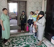 Волонтеры михайловской школы поздравили с юбилеем маму участника СВО