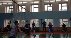 «Мэтры» и «легенды» михайловских волейболистов посвятили товарищескую встречу Дню Победы