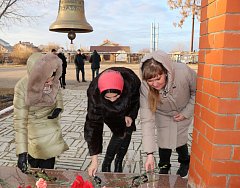 В рамках 30-летия с начала Первой чеченской кампании в поселке Михайловский состоялось возложение цветов к Памятнику участникам локальных войн