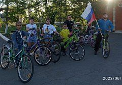 В честь Дня России в поселке Михайловский прошел пробег на самокатах и велосипедах