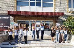 Воспитанники Дома культуры МО п. Михайловский организовали флешмоб, посвященный Дню воссоединения Донбасса и Новороссии с Россией