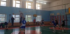 «Мэтры» и «легенды» михайловских волейболистов посвятили товарищескую встречу Дню Победы