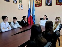 Экскурсия школьников в администрацию МО п. Михайловский