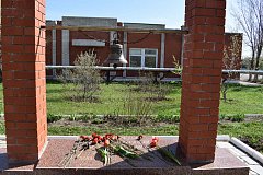 В п. Михайловский состоялась церемония возложения цветов к памятнику участникам локальных войн и участникам ликвидации аварии на ЧАЭС