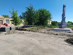 В п. Михайловский идут ремонтные работы по обновлению Обелиска славы советского народа-победителя в Великой Отечественной войне