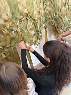 В Доме культуры продолжают плести маскировочные сети для бойцов СВО