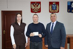 Здоровье в моде: в администрации поселка вручили знаки отличия ГТО