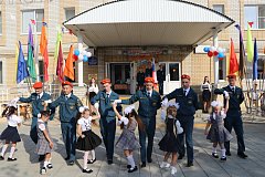 В школе п. Михайловский прошла торжественная линейка, посвященная Дню знаний