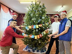Ребята "Движения Первых" украсили новогодние елки школы