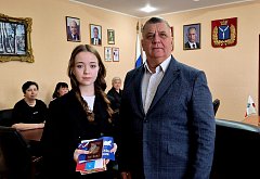 В рамках акции "Я - гражданин России" ребятам из "Движения Первых" вручены паспорта и памятные подарки.