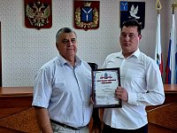 Глава МО п. Михайловский А.М. Романов наградил Благодарственными письмами Министерства строительства и ЖКХ Саратовской области за добросовестный труд сотрудников МУП "ВОДОРЕСУРС"