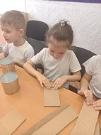 Сотрудники и воспитанники детского сада п.Михайловский изготавливают окопные свечи