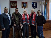 Глава МО п. Михайловский Алексей Михайлович Романов вручил новым членам удостоверения Всероссийской общественной организации ветеранов «Боевое братство»